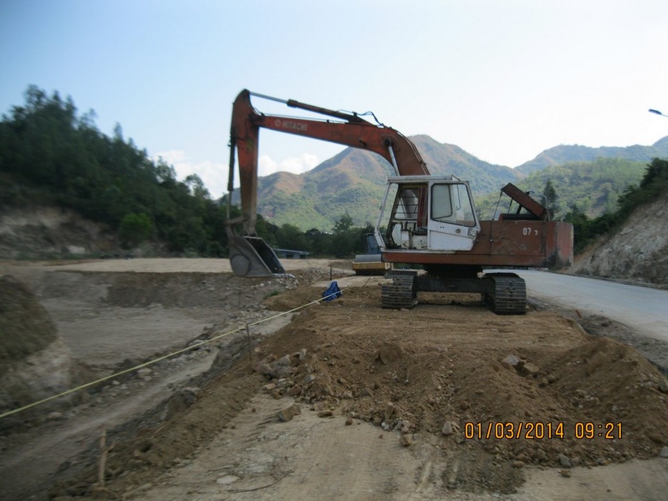 Dap dat thi cong vai ho chua nuoc rac.jpg